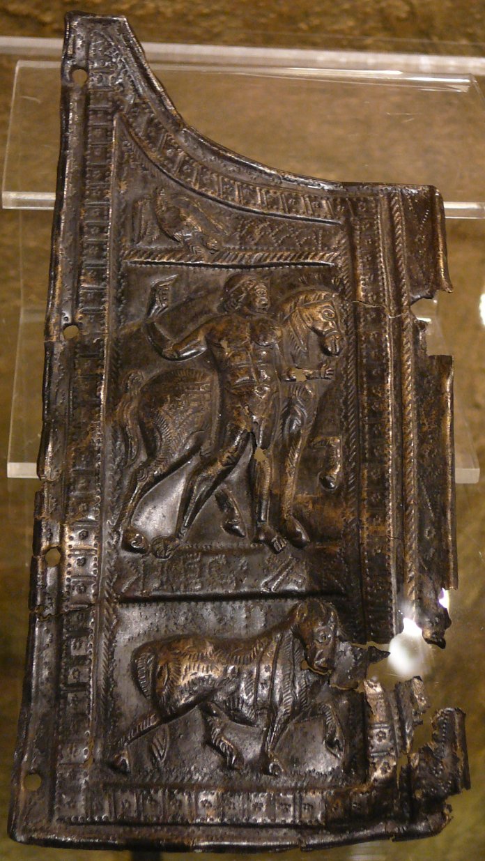 Bronzová reliéfní náprsní destička římského pancíře z Hradiska u Mušova